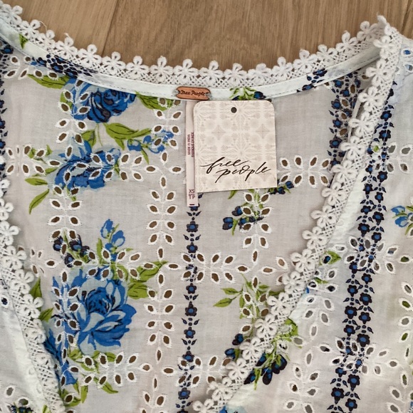 Free People floral eyelet blouse . Size xs - Picture 2 of 4
